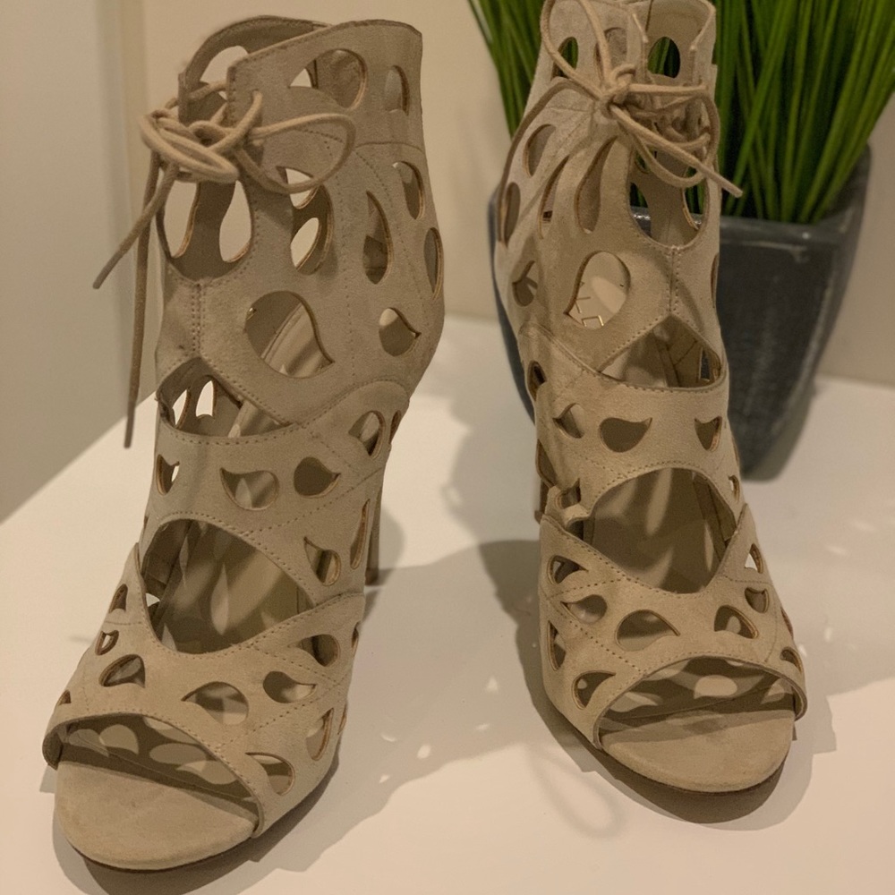 Tan/Cream heels - Picture 5 of 5